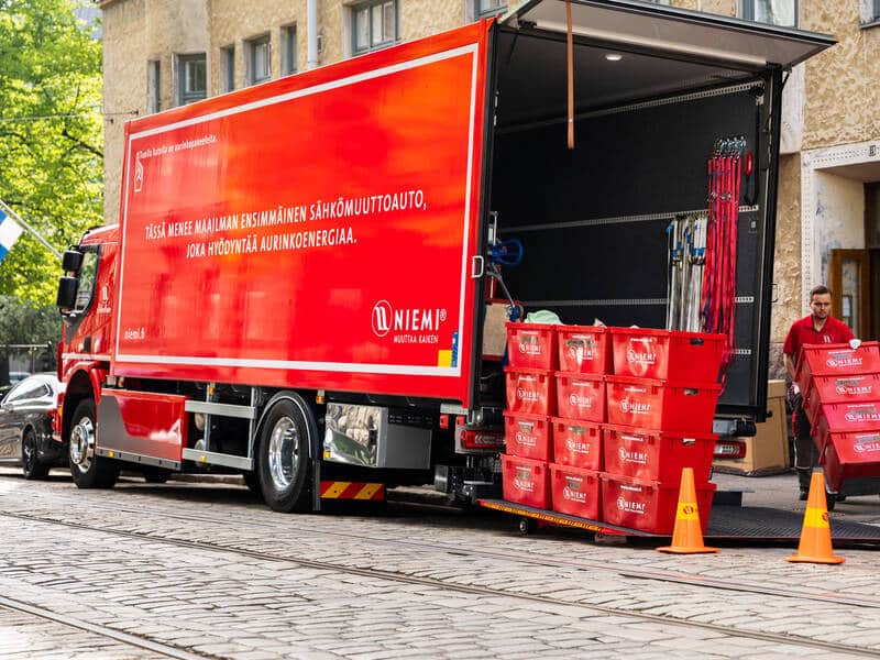 Niemen sähkömuuttoauto ja muuttolaatikoita