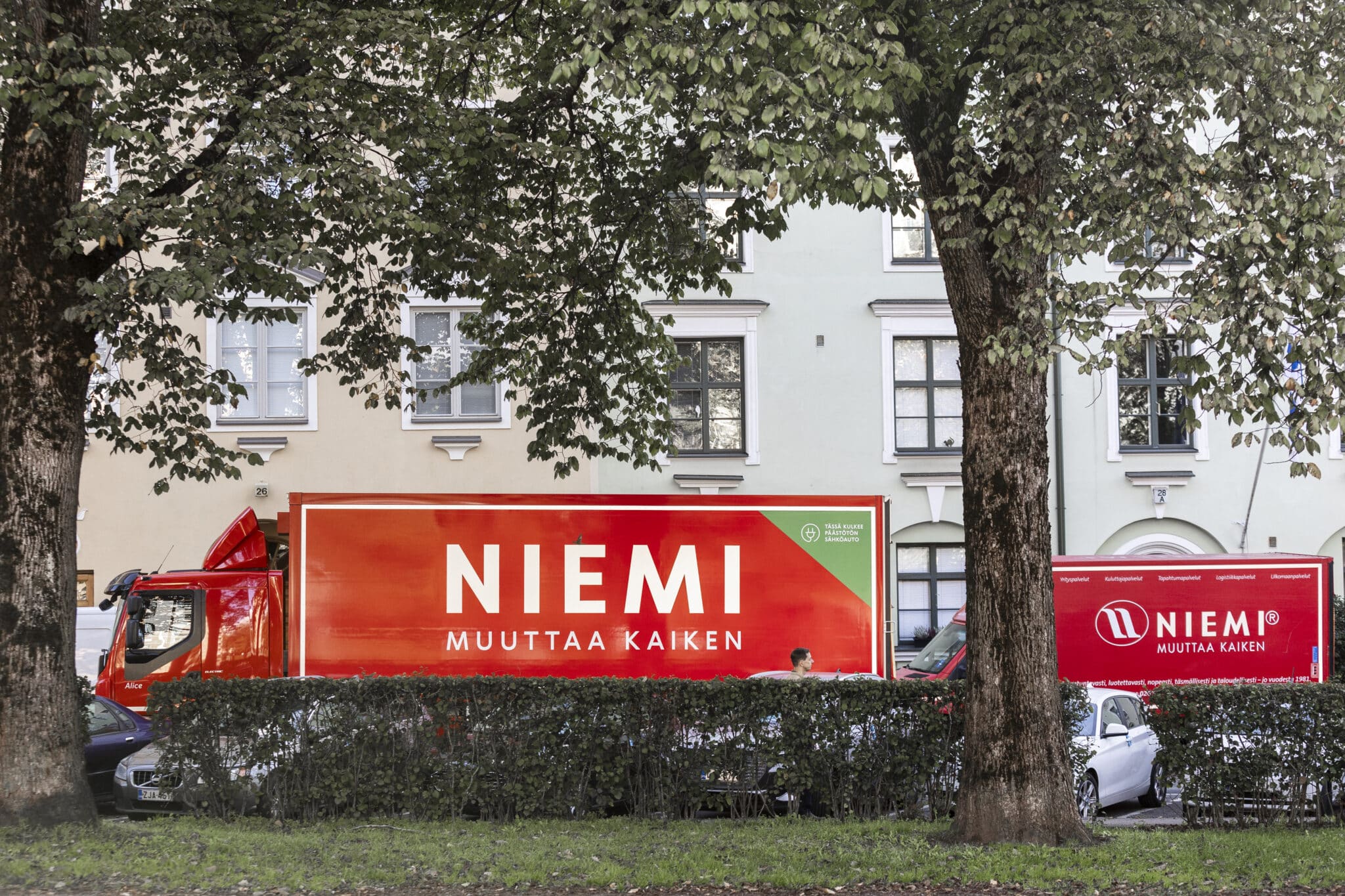 Kaksi Niemen muuttoautoa Hesperiankadulla