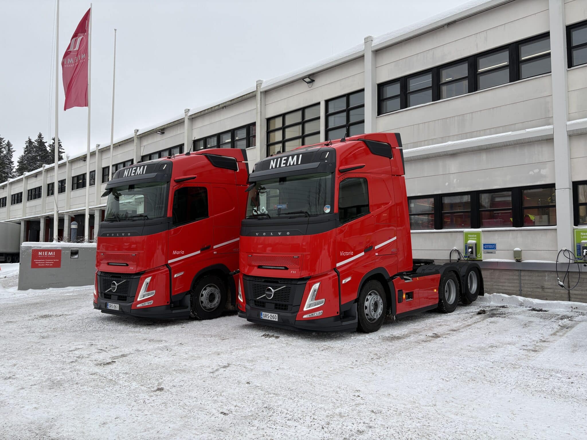 Uudet Volvon rekkaveturit Paperitien toimipisteellä
